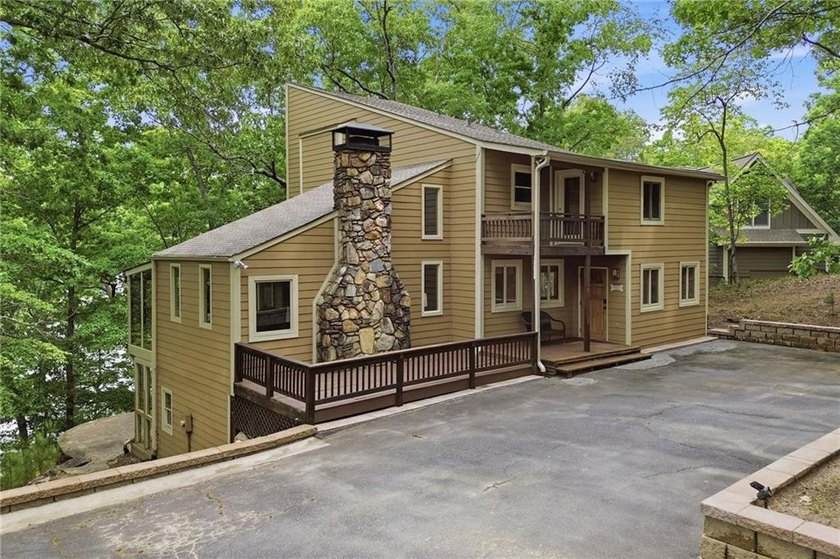 Perched high above the quiet shores of Lake Arrowhead's north - photo 12
