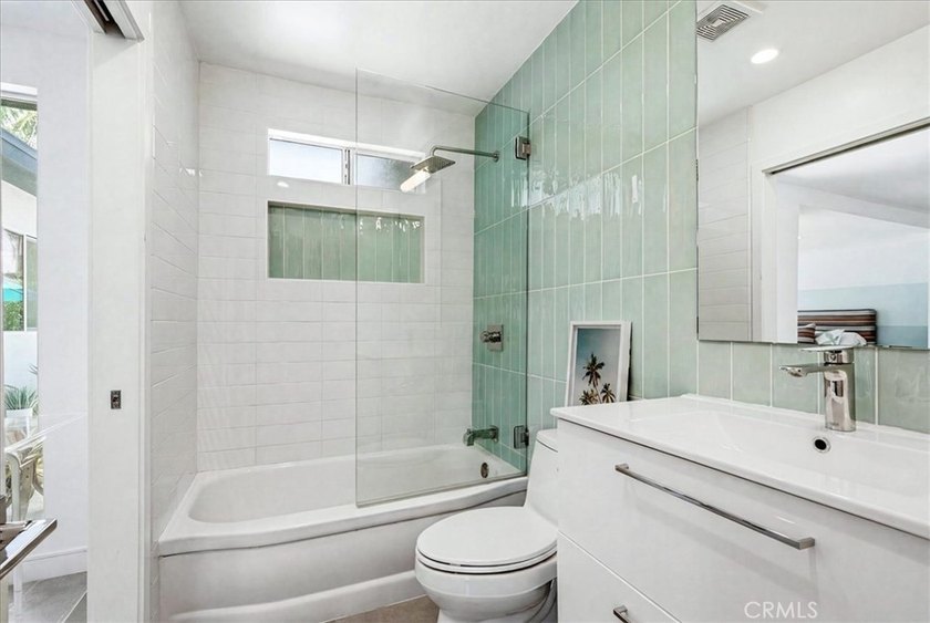 Updated, chic and gorgeous, move in ready mid-century modern - photo 14