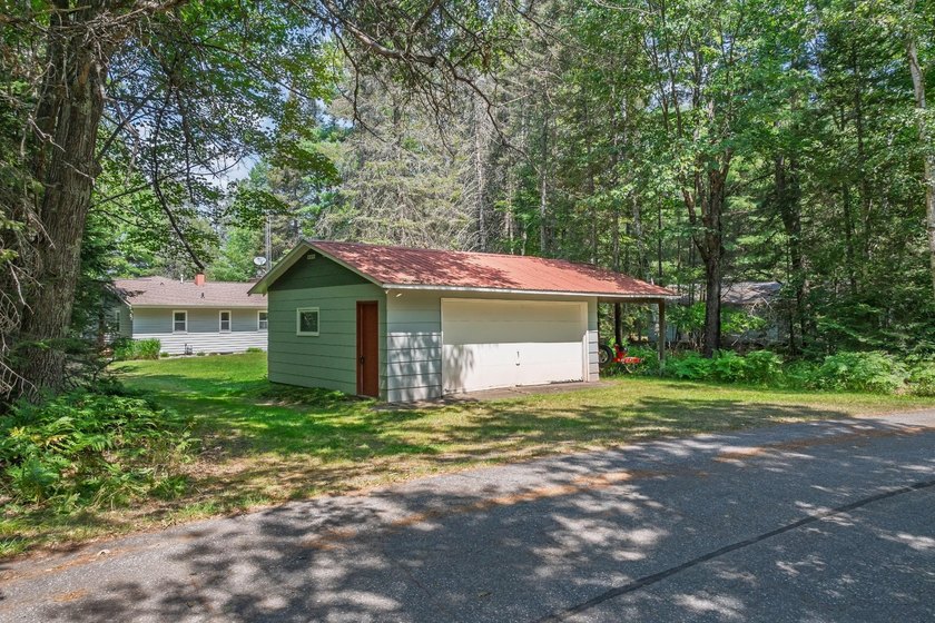 Charming, lovingly cared-for cottage on highly desirable Lake - photo 19