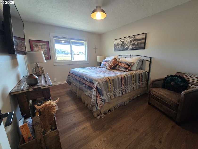 Creekside Luxury in the Heart of Dufur. Experience the pinnacle - photo 14
