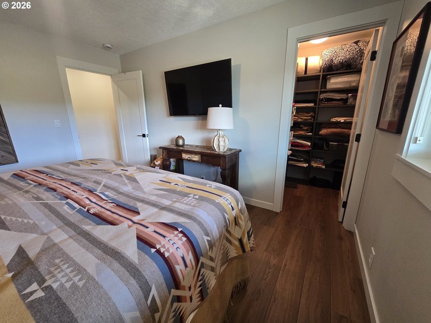 Creekside Luxury in the Heart of Dufur. Experience the pinnacle - photo 15