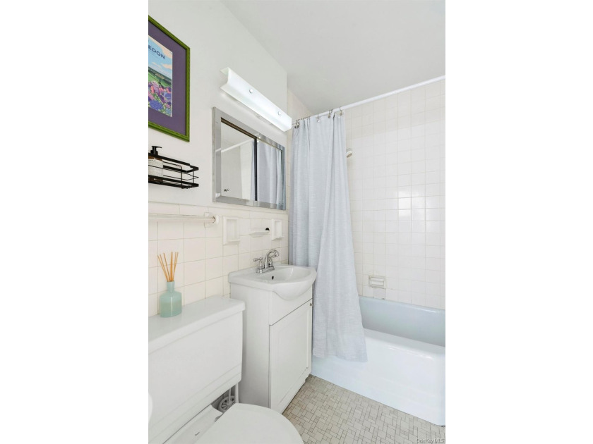 Set high above the city in one of Gramercy Park's most desirable - photo 7