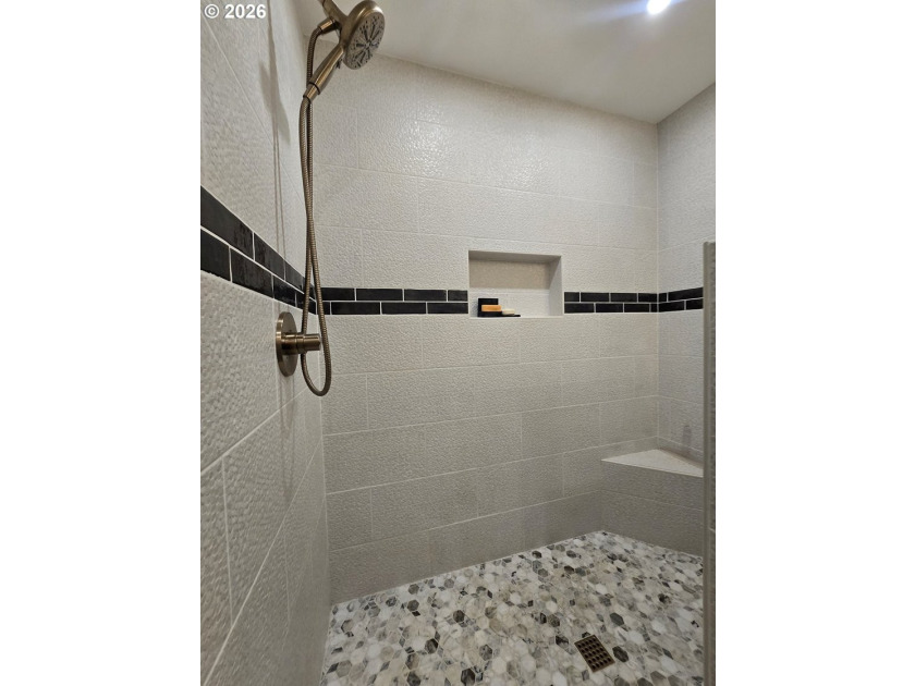 Creekside Luxury in the Heart of Dufur. Experience the pinnacle - photo 20