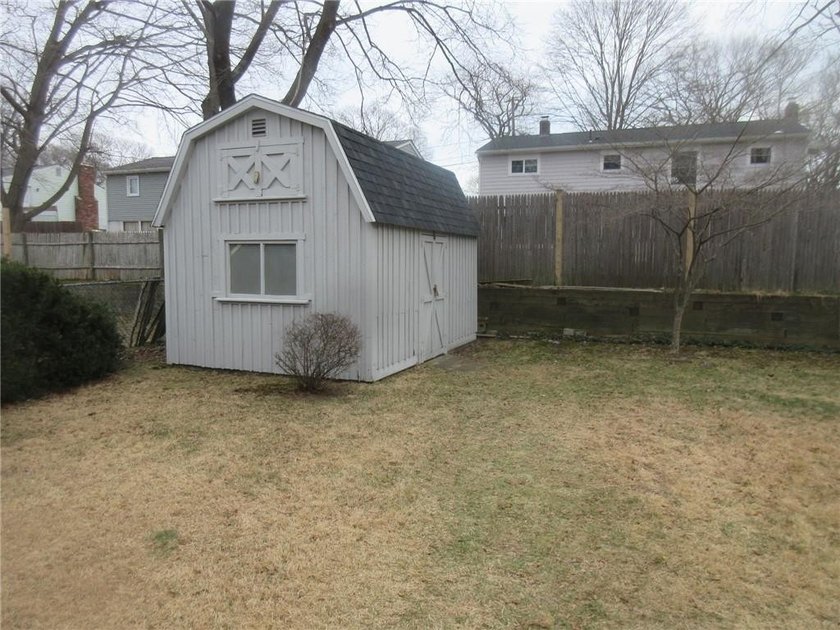 Warwick- * Buttonwoods * - 6 room ranch, 3 bedrooms, living room - photo 11