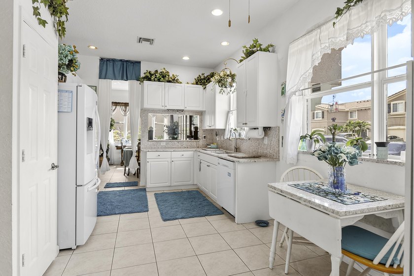 Welcome home to this well-maintained end-unit TH offering the - photo 12