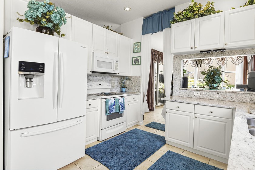 Welcome home to this well-maintained end-unit TH offering the - photo 14