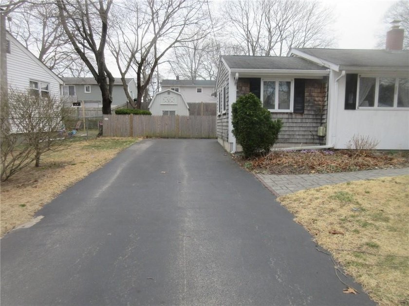 Warwick- * Buttonwoods * - 6 room ranch, 3 bedrooms, living room - photo 15
