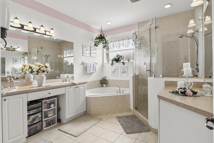 Welcome home to this well-maintained end-unit TH offering the - photo 19