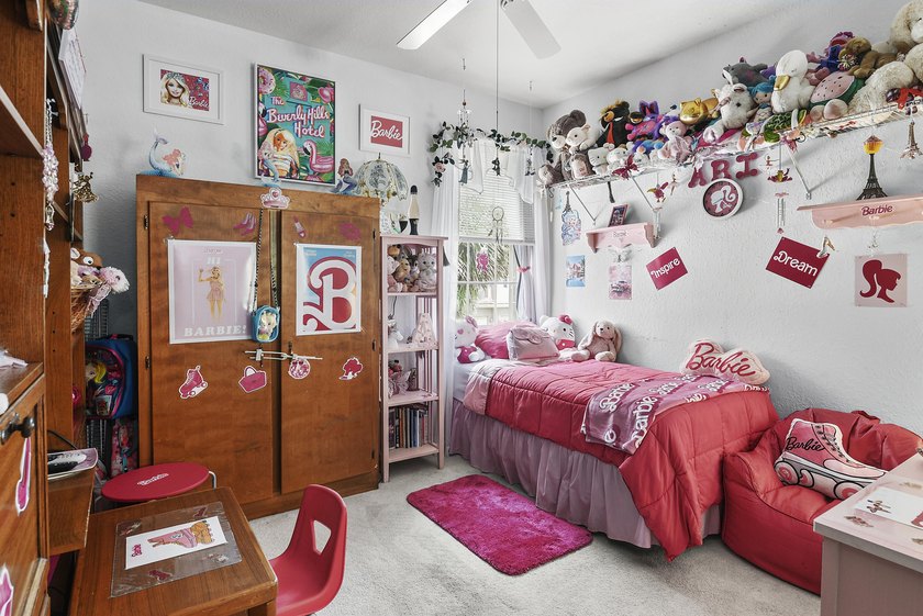 Welcome home to this well-maintained end-unit TH offering the - photo 21