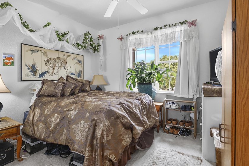 Welcome home to this well-maintained end-unit TH offering the - photo 23