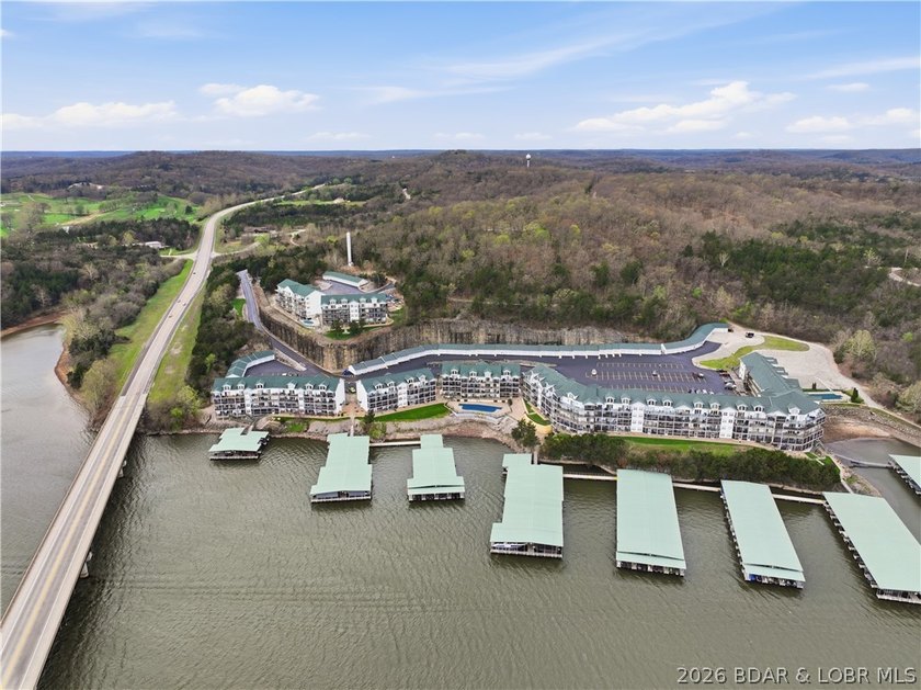 Top-floor condo with soaring vaulted ceilings and dramatic - photo 4