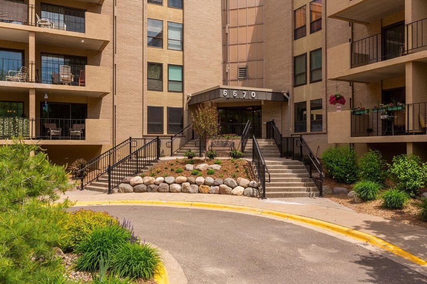 Welcome to Edina's best kept secret! Fountain Woods is like a - photo 2