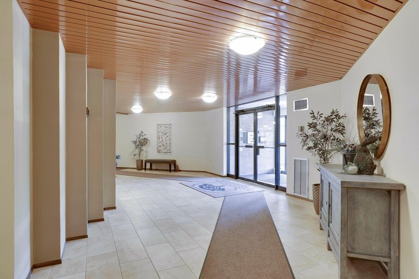 Welcome to Edina's best kept secret! Fountain Woods is like a - photo 4