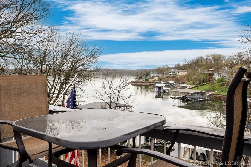Your ideal lake escape starts here. Step inside and take in the - photo 3