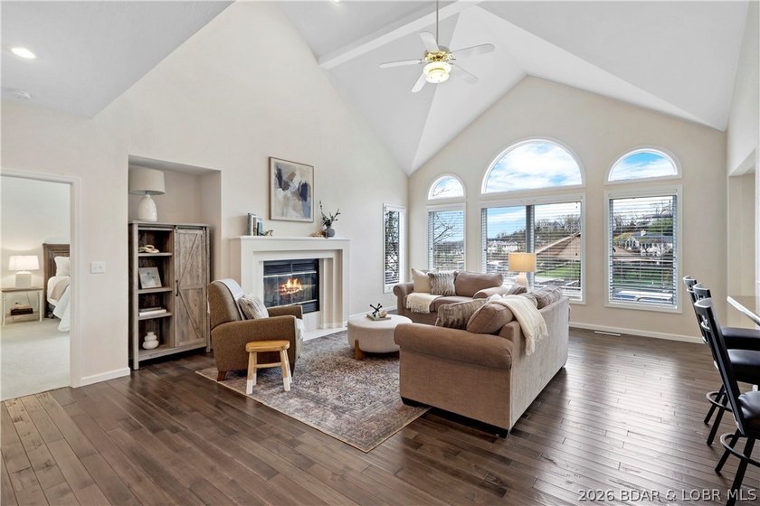 Your ideal lake escape starts here. Step inside and take in the - photo 4