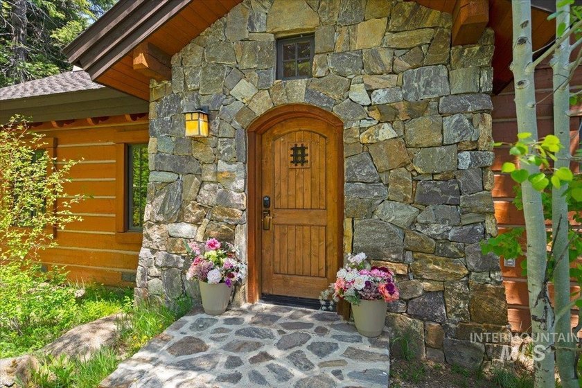 Explore the pinnacle of turnkey mountain getaway living in this - photo 3