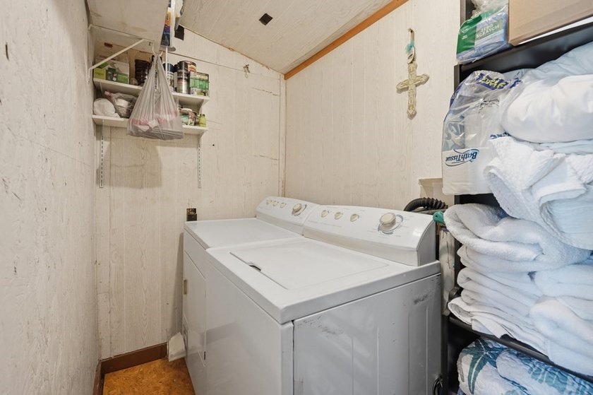 Welcome to this charming turn-key short-term rental, freshly - photo 21