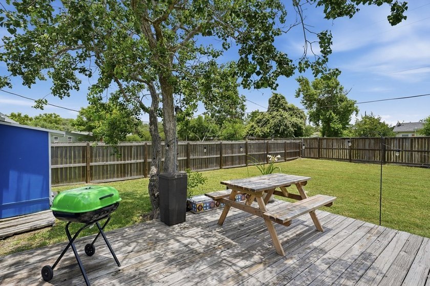 Welcome to this charming turn-key short-term rental, freshly - photo 23