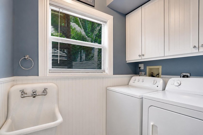 A Beautifully updated Coral Heights home offering 3 Bedrooms, 2 - photo 31