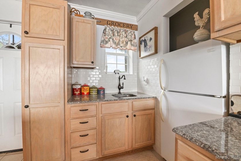 Move-in ready lakefront cabin with breathtaking views - photo 11
