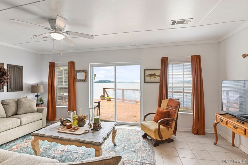 Move-in ready lakefront cabin with breathtaking views - photo 14