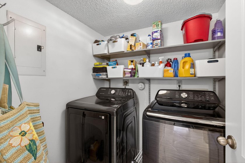Beautifully updated 2-bedroom, 2-bath second-floor condo - photo 34