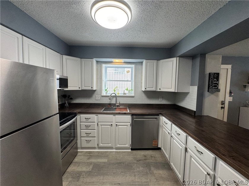 Lakefront 2 bedroom 2 bath fully furnished condo close to many - photo 6