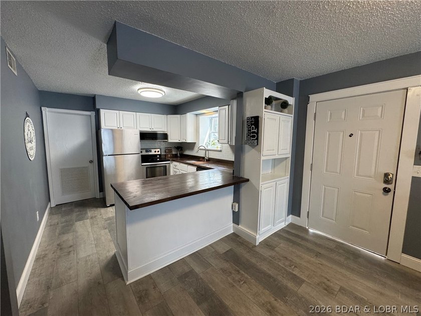Lakefront 2 bedroom 2 bath fully furnished condo close to many - photo 7