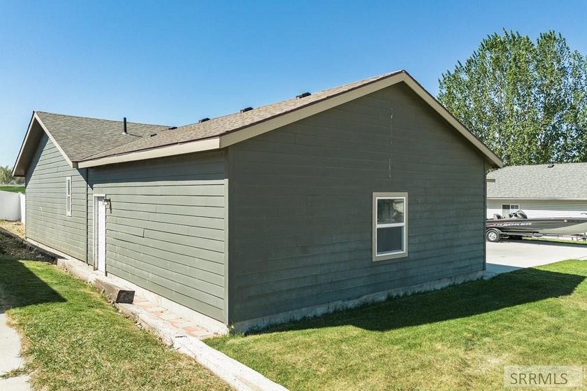 One-Level Living at its BEST! This 3 Bed and 3 Bath Home is set - photo 3