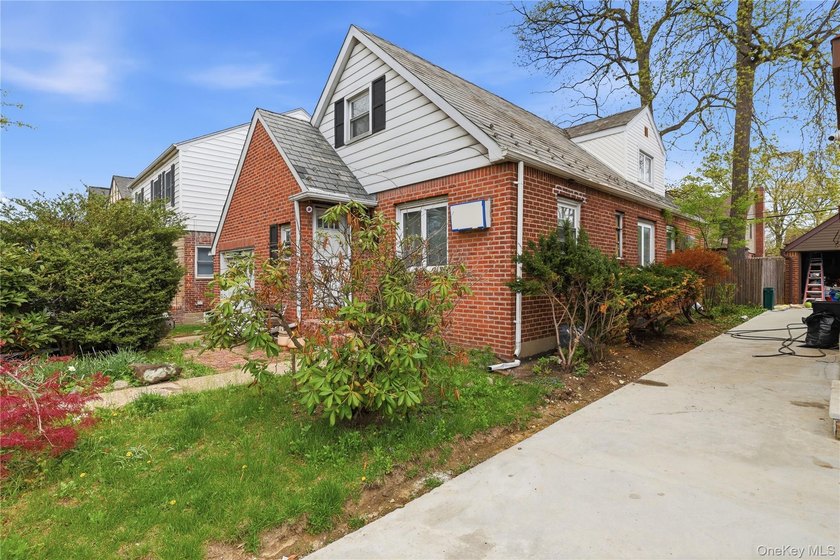 Charming brick home in tree-lined Oakland Gardens. This - photo 2