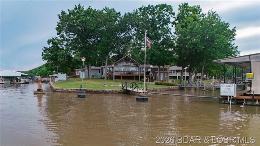 Lakefront living at its finest in this stunning waterfront ranch - photo 2