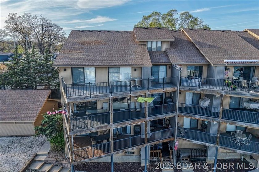 Beautiful Lake Views in this sought after well established - photo 3