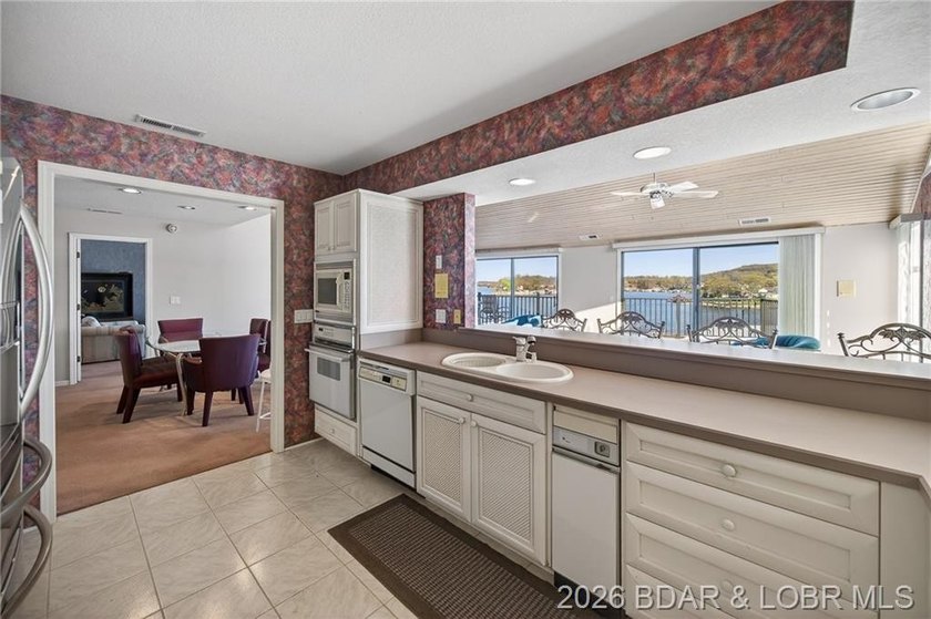 Beautiful Lake Views in this sought after well established - photo 8