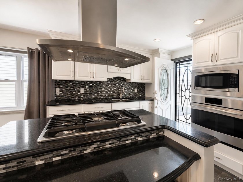 Welcome to this move-in-ready house. Filled with natural - photo 2