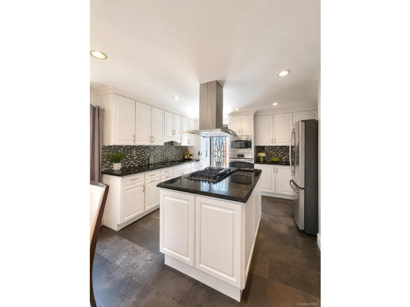 Welcome to this move-in-ready house. Filled with natural - photo 4