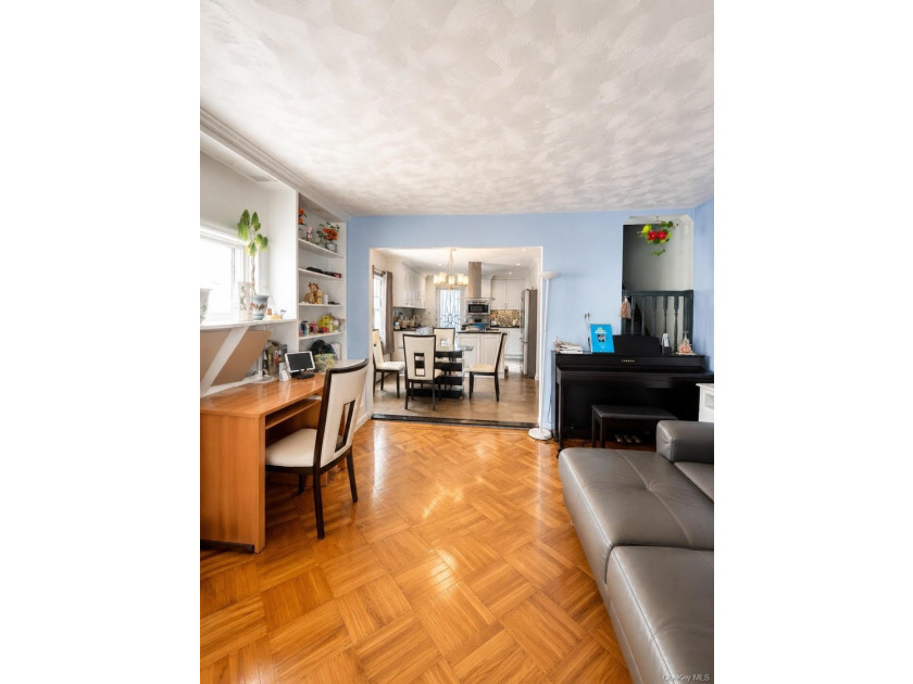Welcome to this move-in-ready house. Filled with natural - photo 6