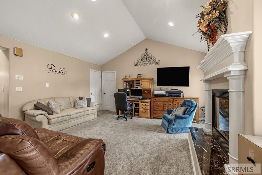 THIS PROPERTY IS CURRENTLY UNDER CONTRACT WITH A 48 HR FIRST - photo 8