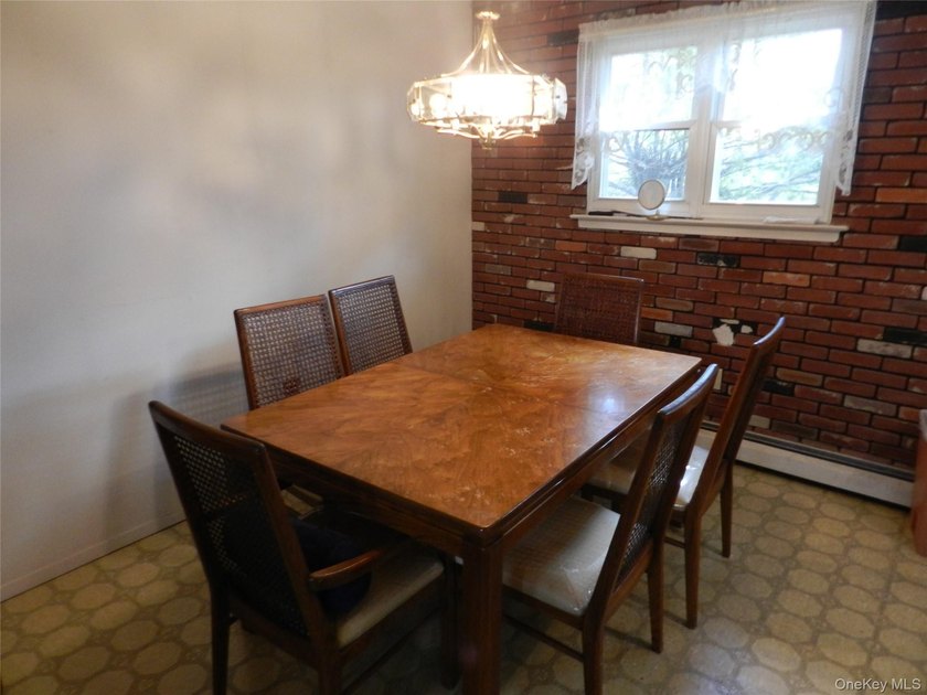 Spacious 4 Bedroom, 2 Bath High Ranch with Garage.Large Living - photo 5