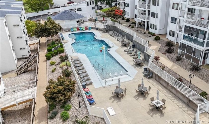 Location, location, location! This stunningly renovated 2 bed, 2 - photo 2