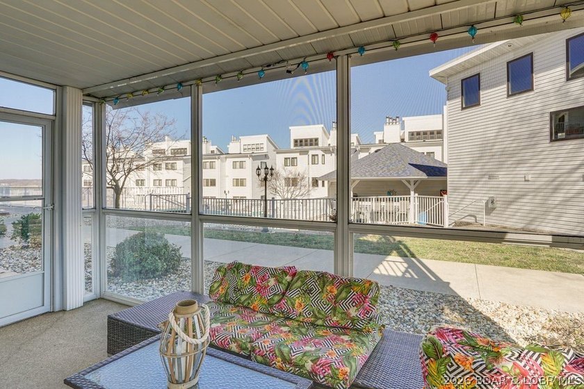 Location, location, location! This stunningly renovated 2 bed, 2 - photo 6