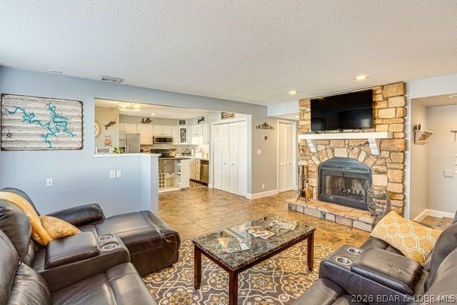 Location, location, location! This stunningly renovated 2 bed, 2 - photo 9