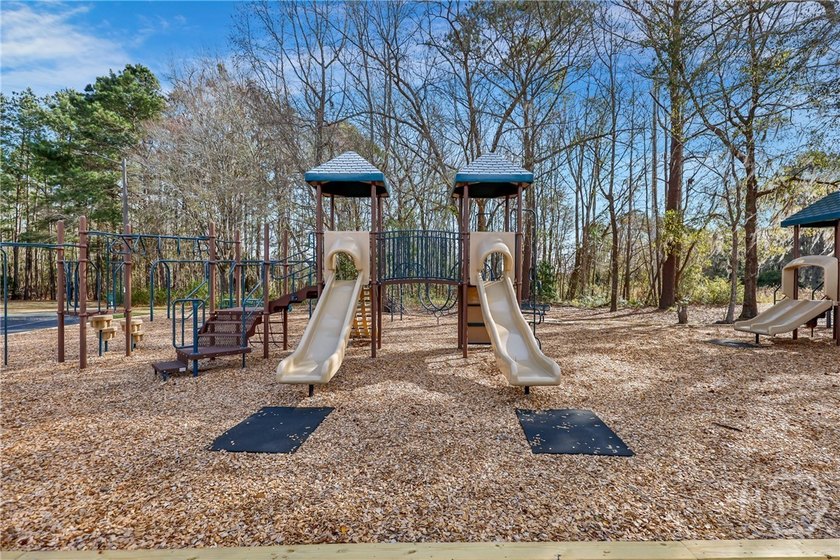 Welcome to 18 Purple Martin Lane, a beautifully maintained home - photo 33