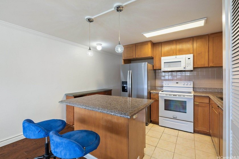 Centrally located 2 bedroom, 1 bathroom apartment with 1 parking - photo 5