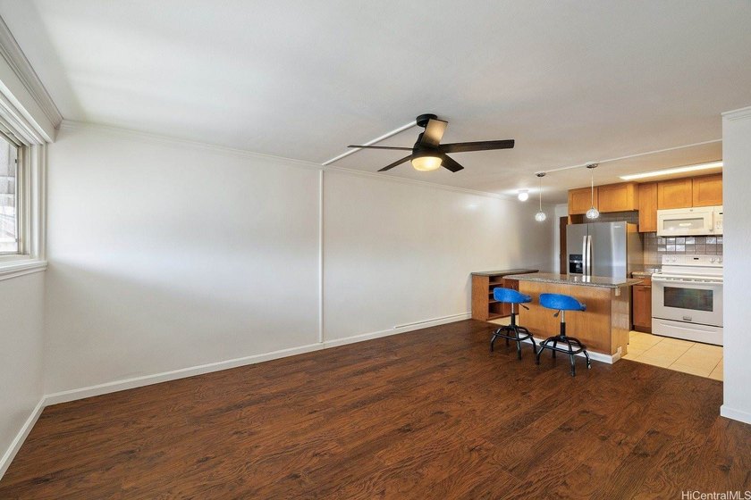Centrally located 2 bedroom, 1 bathroom apartment with 1 parking - photo 8