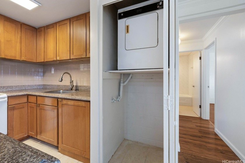 Centrally located 2 bedroom, 1 bathroom apartment with 1 parking - photo 9