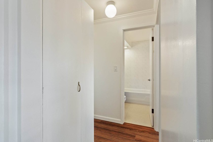 Centrally located 2 bedroom, 1 bathroom apartment with 1 parking - photo 10