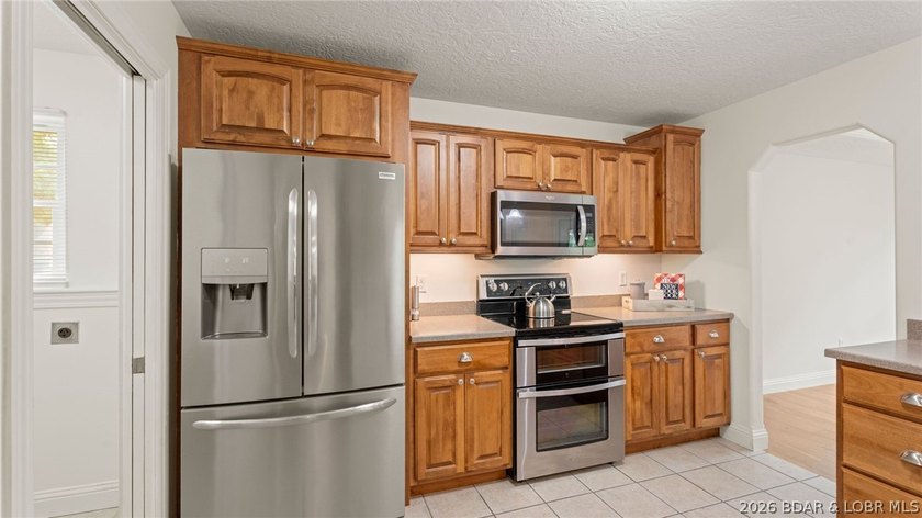Beautifully maintained 5-bedroom, 3.5-bath home located in the - photo 2