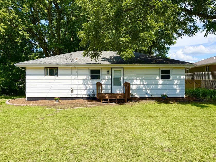 RARE TURNKEY ROCK RIVER COTTAGE! Fully renovated 3 bedroom, 1 - photo 2
