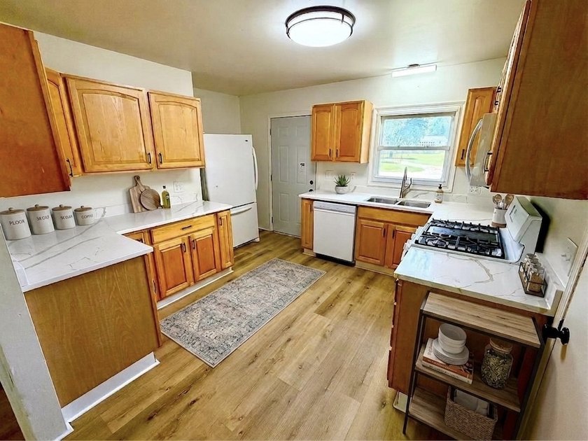 RARE TURNKEY ROCK RIVER COTTAGE! Fully renovated 3 bedroom, 1 - photo 3
