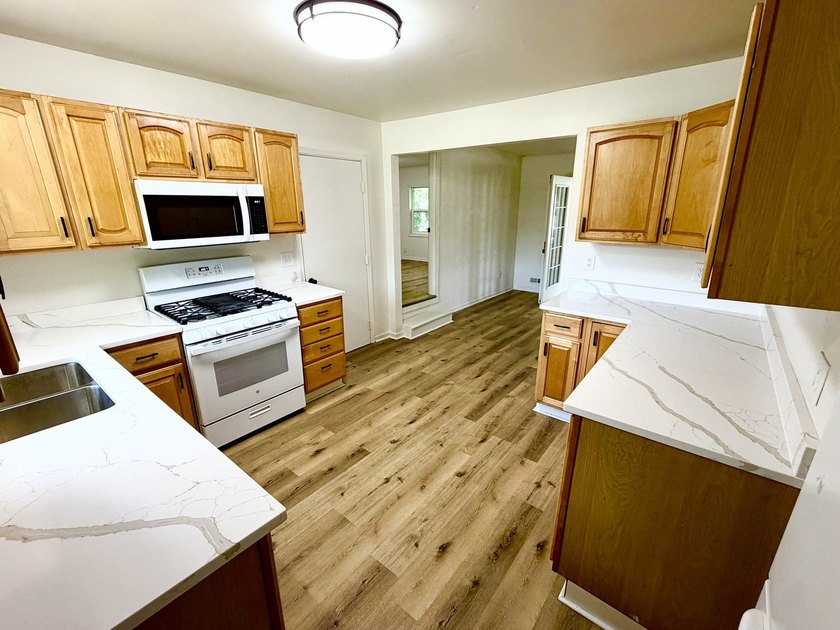 RARE TURNKEY ROCK RIVER COTTAGE! Fully renovated 3 bedroom, 1 - photo 5